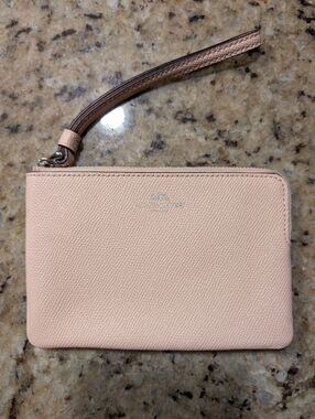 Coach Peach Wristlet NWOT Clutch